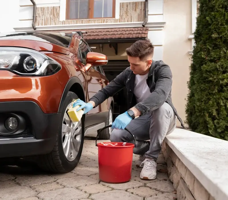 Lavage auto à domicile Souligné-Flacé : professionnel intervenant sur un véhicule